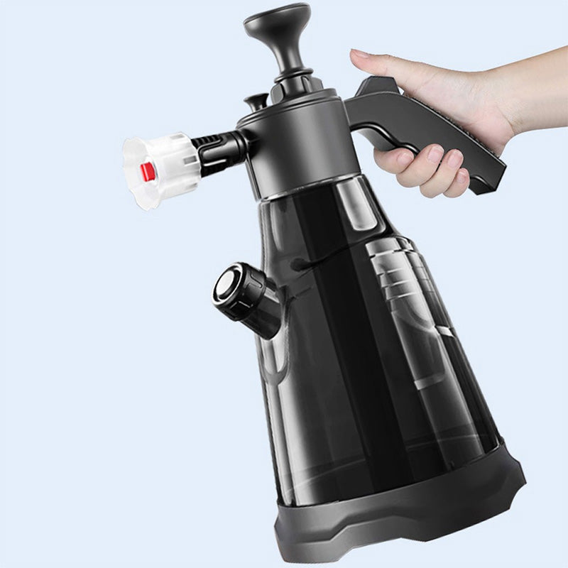 Pressurising the handheld foam sprayer before use