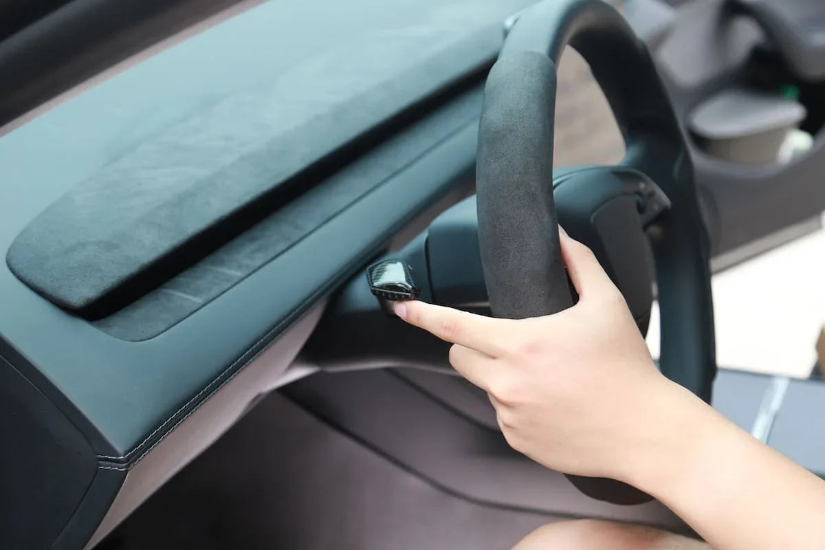 Moulded stalk cover enhancing the interior finish of Model Y (2025–2026)