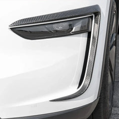 Close-up of the installed wind deflector headlight trim