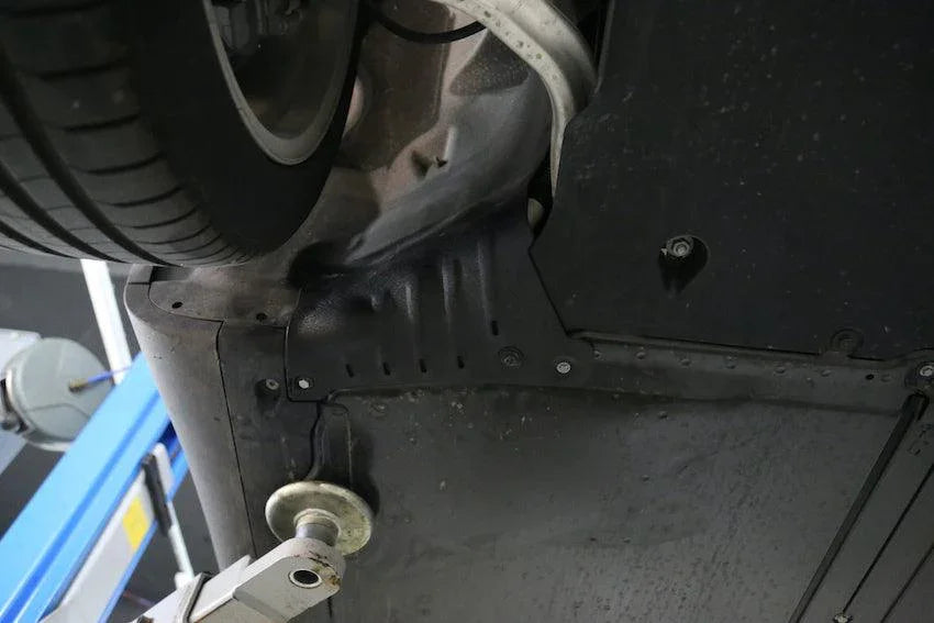 Installation location of the coolant hose guard plate underneath the Model Y