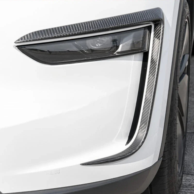 Close-up of the installed wind deflector headlight trim