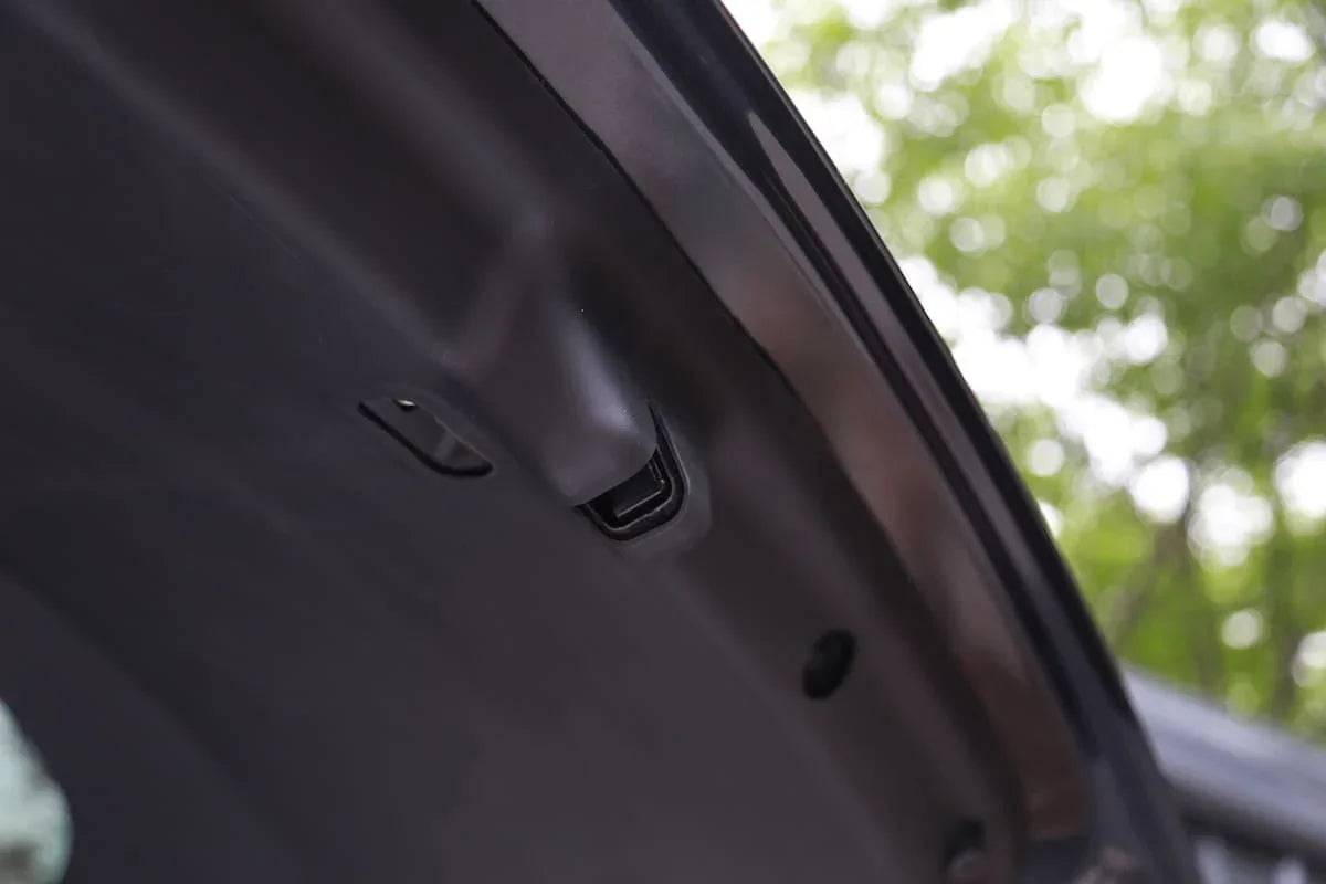 Installing the rear trunk tailgate protective liner