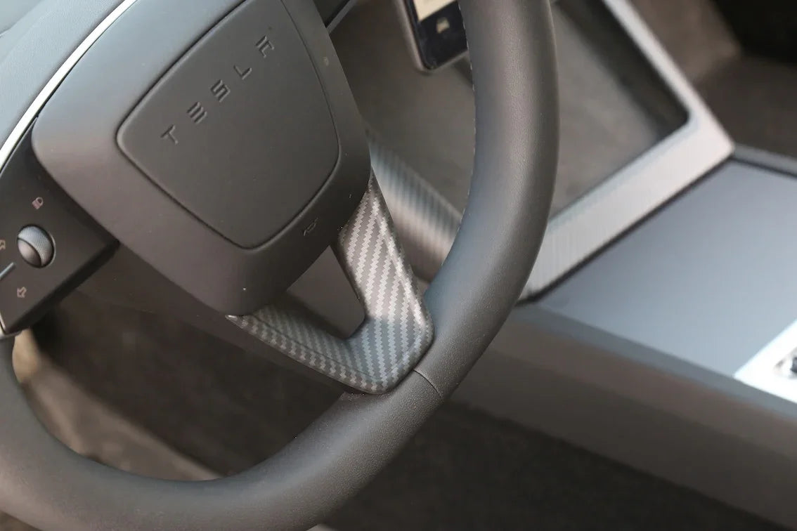 Steering wheel decorative overlay fitted to the lower steering wheel trim
